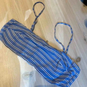  - Kort topp med dragkedja i ryggen. Köpt på Nakd