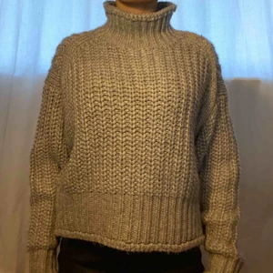 Stickad tröja - Stickad tröja, använd 2 gånger. Nypris: 299 kr.