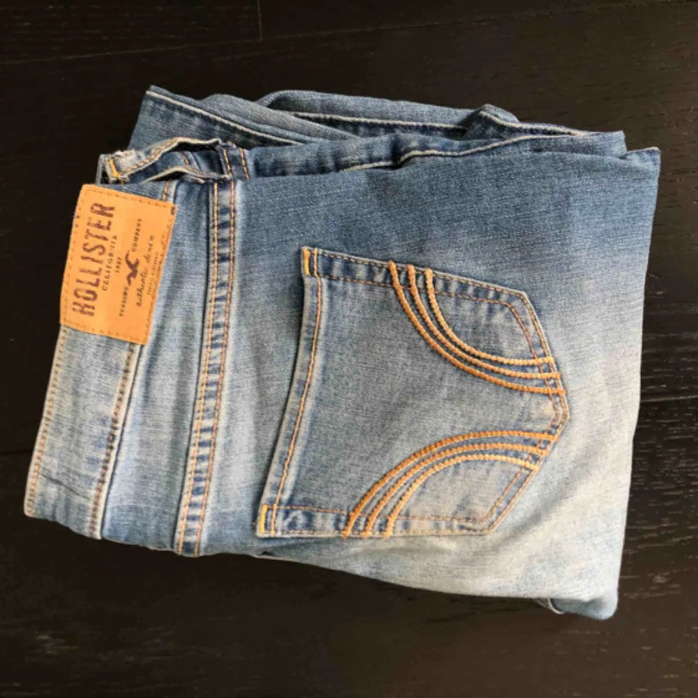 Slim jeans från hollister med slitningar. Knappast använda och i mycket bra skick💕. Jeans & Byxor.