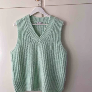  - Säljer min mintgröna väst från märket Designbysi Jag har använt den endast en gång men känner att den inte är min stil💚storlek M