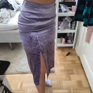  - Lila sammetskjol från H&M i storlek 34. Slits kan antingen vara rakt fram eller på sidan. Tillhörande linne (se min profil)