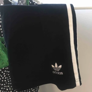 - Superfin kjol från adidas, endast använd 2-3 gånger. Nyskick! Frakt tillkommer💚