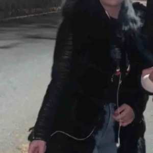  - Pälsväst svart, använd ett par gånger. sitter bra och det är inga hål eller annat fel, köpt för 800 nypris 400 just nu 300