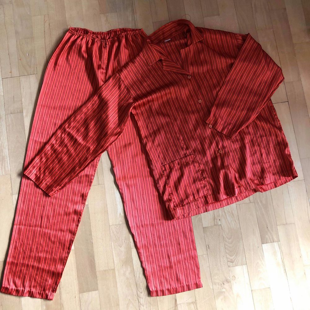 Säljer detta drömmiga silkiga (polyester) pyamassetet från 70-talet. Fint skick men byxornas resår är aningen löst. ❤. Övrigt.