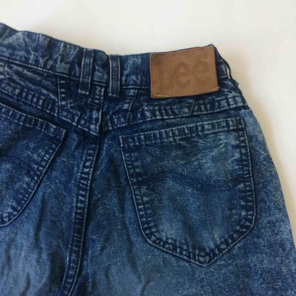 Lee jeans retro stentvättade, jeansstorlek ca 25-26, xsmall. Passform liknande Mom jeans (smal midja, vidare över höfter, avsmalnande nedtill. . Jeans & Byxor.