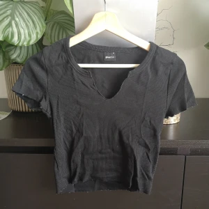Gina tricot tshirt  - Topp från gina, använd men i bra skick. Fraktar för 42kr, möts inte upp