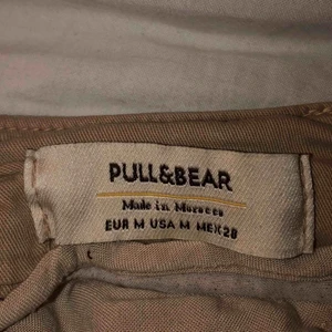  - Super stretchiga och sköna cargo byxor!! Köpte i Spanien på pull and bear🦋 säljes pga att de inte kommer till användning... Väldigt skrynkliga på bild tho men dem sitter superfint  