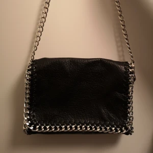 Tiamo väska  - Helt oanvänd snygg tiamo väska köpt för 500kr säljer för 350kr men pris kan diskuteras. Köparen står för Frakt  :) 