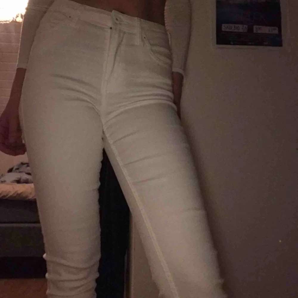Vita jeans i storlek s som är lite förstora för mig!  . Jeans & Byxor.