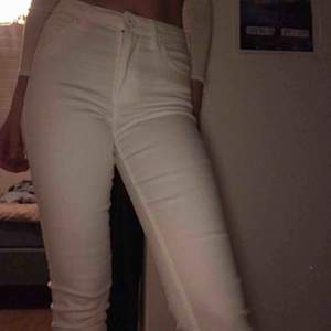Vita jeans i storlek s som är lite förstora för mig!  