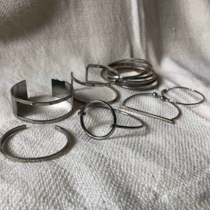  - Alla armband för 50kr.  Hämtas upp i Stockholm eller köpare står för frakt.