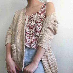  - Stickad tröja i vad jag skulle kalla varm beige. Står att det är storlek M, men jag har långa armar så skulle säga att den passar bra som small snarare. Lite nopprig men borde gå att ta bort. Säljs antingen separat, eller tillsammans med toppen för 100kr