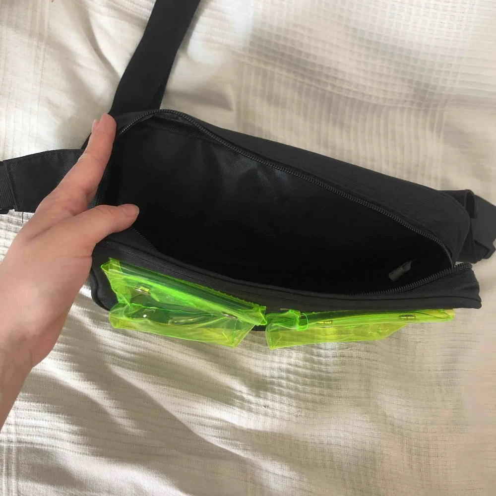 Helt ny fannypack , använd endast en gång! Limegröna fickor och svart material. . Väskor.