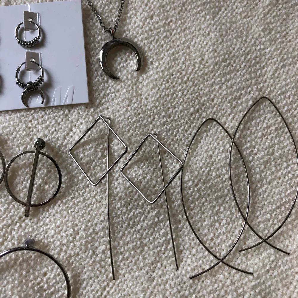 Silver örhängen + halsband. Allt för 100kr.   Hämtas upp i Stockholm eller köpare står för frakt.. Accessoarer.