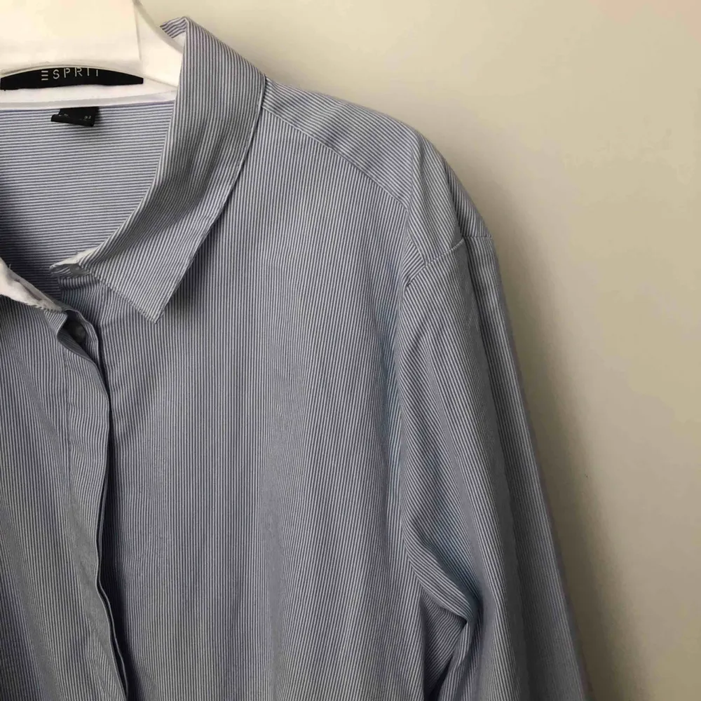 Lite finare ljusblå randig skjorta💙 har endast använt den här ett fåtal gånger så den är i väldigt bra skick💓. Skjortor.