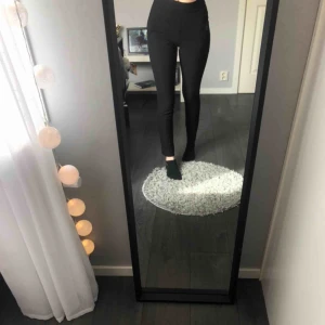  - Snygga och stilrena kostymbyxor från hm, väldigt sparsamt använda. Frakten är inkluderat i priset.