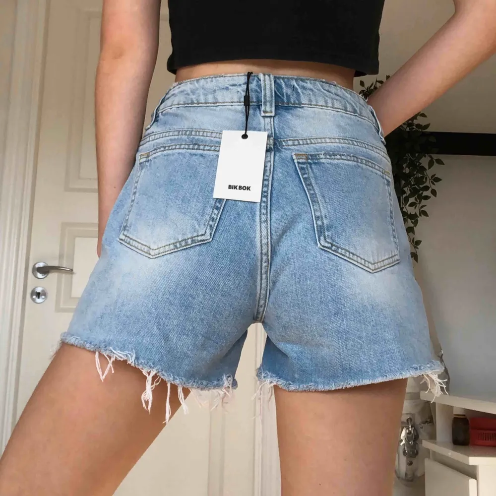 helt nya shorts från bik bok som är skitsnygga! kan mötas i malmö eller skicka på post 60kr (jag är 179cm och brukar ha 26 i jeans). Shorts.