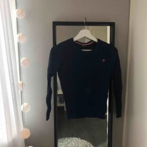  - Fin marinblå kabelstickad tröja från Gina tricot. Frakten är inkluderat i priset.