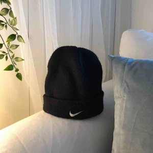  - Svart nike mössa. Varm, sitter bra på huvet, inte för tajt inte för löst. 😇
