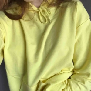  - jättemysig ljusgul tröja med så mjukt material, från carlings och som i nyskick