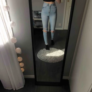  - Superfina ljusblåa jeans med slitningar från Gina Tricot. Väldigt lite använda. Priset är inklusive frakt
