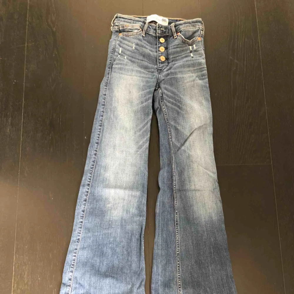 Säljer mina flare jeans från Abercrombie.  Väldigt stretchiga. Knappast använda och de sitter bra.. Jeans & Byxor.