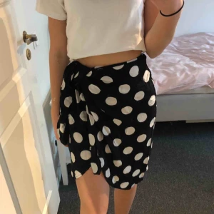 Prickig kjol - Prickig kjol från ett spanskt märke som heter lefties. Köptes för ca 250kr i somras, använd 2 ggr bara. Så fin och kan knytas på olika sätt!