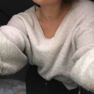  - Oversized sweatshirt i ljusljus rosa, väldigt varm och mysig. Säljer pga jag inte använder längre. Köparen står för frakt, pris kan diskuteras 