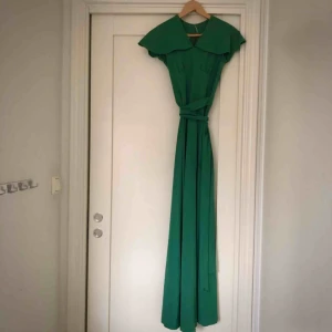  - Skitsnygg o bara använd en gån, prislappen kvar.  Har en fläck på framsidan men går nog bort med en tvätt (spillde lite läsk har jag för mig). Köpt för 750 secondhand Säljer billigt då jag aldrig använder o den måste tvättas :)  möts upp i sthlm!