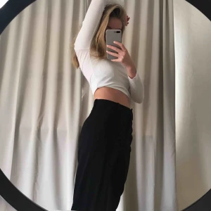  - Vit långärmad tröja som är lite croppad⚡️