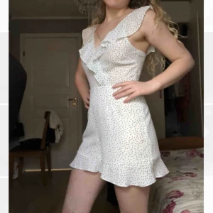  - Helt underbar. Från Miss Selfrige och kostade runt 350 kr, enbart använd en gång. Storlek 36, men är liten i storlek och passar mig som har 34. 