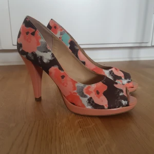 Blommig klacksko - Sommarskor från Graceland. Stl. 39. Klacka ca. 10 cm hög. Endast använda fåtal gånger. Finns i stockholm, köpare betalar frakt om det behövs.