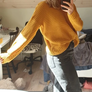 Stickad tröja från H&M - Modern stickad tröja i härlig gul färg från H&M. Mycket bra skick. Priset går att diskutera och betalningen sker genom swish och du står för frakten om vi inte kommer överens om något annat. 