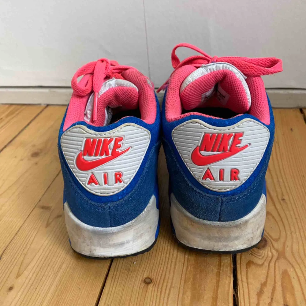 Air Max 90 skor från Nike i storlek 36! Använda men ändå i bra skick. Hör av er om ni vill ha mer bilder! Köparen står för frakt 🥰🥰 . Skor.