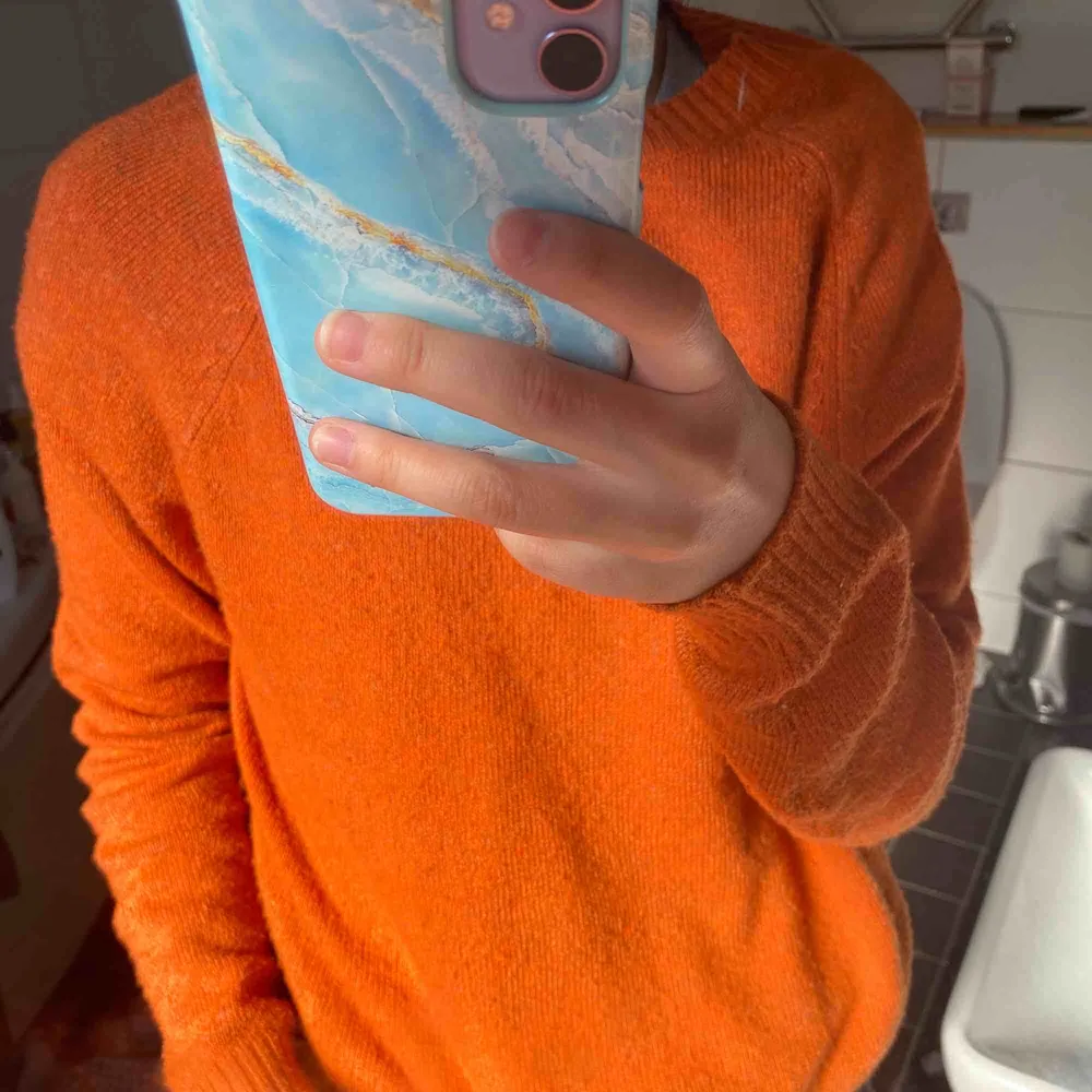 Jättefin orange stickad tröja använd Max 5 ggr. Frakten är 50kr💕😊. Skjortor.