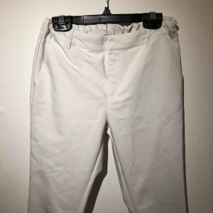  - Vita kostymbyxor som är i storlek 152, men som passar mig som är en XS.  Använda fåtal gånger!! Köparen står för frakt!