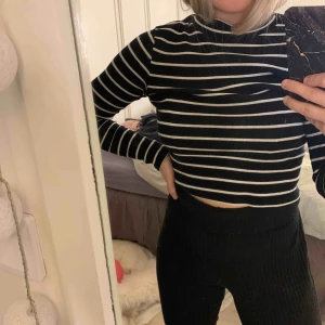  - Snygg crop top!🤍🖤 