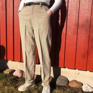  - Ett par trendiga kostymbyxor i en rak modell. Byxorna är brun / beige rutiga och de har en väldigt snygg passform🤩
