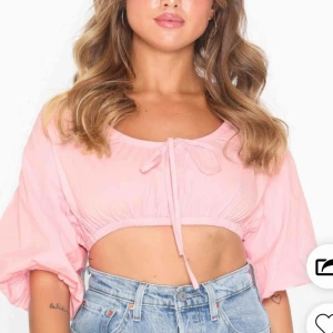  - Rosa super söt topp från Nelly med puff ärmar och snörning i ryggen💘💘 Aldrig använd då den är fel storlek för mig (frakt tillkommer) 