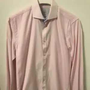 Snygg rosa skjorta med vita ränder från Bläck. Enbart använd en gång under min student, men har sen dess inte kommit till användning då jag har växt ur den. Storleken är small. Kan fraktas mot avgift.