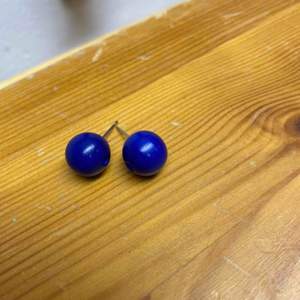 Coola handgjorda örhängen med blåa pärlor på!