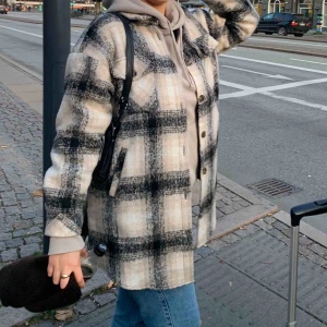  - Jackan är i bra skick! Den är varm och skön och perfekt till våren! Ursprungs priset är 1300 Kr. 