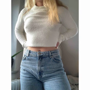  - En jättegullig vit stickad tröja som behöver ett nytt hem! En S, men den passar troligen M också. Kan fraktas eller så möts vi upp i Malmö!💛