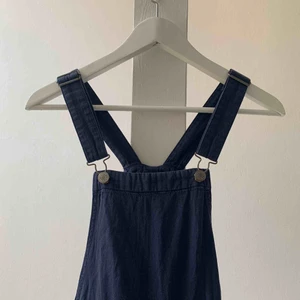  - Hängselbyxor i mjukt jeanstyg! Två bakfickor, zip i sidan. Ganska kort cut vid benen🌞🌞+63 frakt 