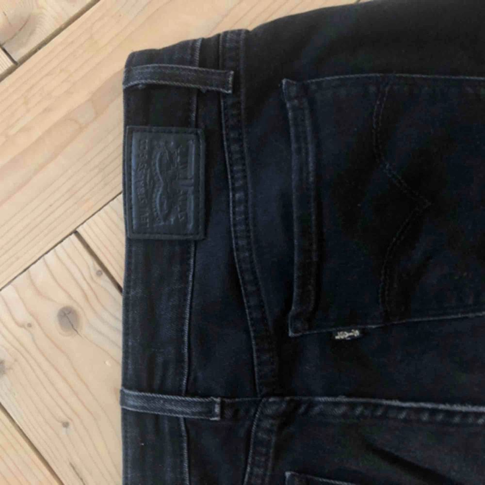 Levis 712 jeans med ganska låg midja (står medelhög midja på hemsidan men tycker den är rätt låg) i bra skick!! NYPRIS 995 KR! Säljer pga för små . Jeans & Byxor.