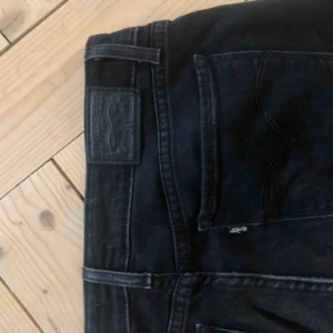  - Levis 712 jeans med ganska låg midja (står medelhög midja på hemsidan men tycker den är rätt låg) i bra skick!! NYPRIS 995 KR! Säljer pga för små 