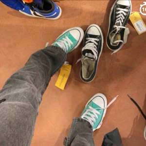  - Turkosa låga conversesneakers, väldigt sparsamt använda.