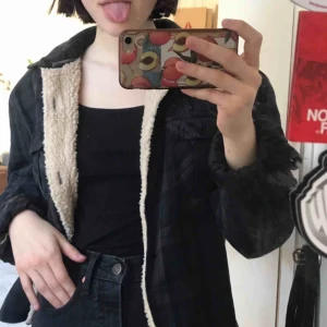  - Rutig jacka med beige foder, köpt på Zara, uppsydd så den inte är så lång. Super cool vår jacka😎 frakt tillkommer, bara att höra av dig vid frågor/mer bilder mm🥰🥰