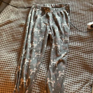  - skit sköna mjukisbyxor med nallar på, sitter bra för o va mjukis om man säger så 