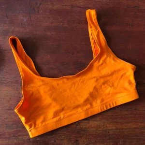  - Bikinitopp, monki, orange. Enkel modell, rätt djup i ryggen. Snygg att ha både som bikini och som topp. Jättefin men har inte kommit till användning! Storleksmässigt sitter den ok på mig som är 75B men funkar även på nån som snäppet större 